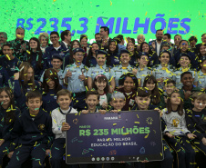 Governador entrega R$33,3 milhões em novos equipamentos para colégios estaduais