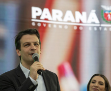  Para a capital do Estado, serão direcionados cerca de R$ 3,3 milhões para melhorias em três escolas. “Nós temos que pensar na pedagogia das crianças, mas é fundamental que elas tenham uma estrutura eficiente de apoio para aprender. E essas reformas vão nos ajudar muito a dar qualidade na sala de aula e bom ambiente de ensino. Com isso, as crianças conseguem aprender melhor, mais rápido e de modo mais eficiente”, agradeceu o prefeito de Curitiba, Eduardo Pimentel.