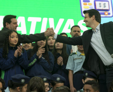  Para a capital do Estado, serão direcionados cerca de R$ 3,3 milhões para melhorias em três escolas. “Nós temos que pensar na pedagogia das crianças, mas é fundamental que elas tenham uma estrutura eficiente de apoio para aprender. E essas reformas vão nos ajudar muito a dar qualidade na sala de aula e bom ambiente de ensino. Com isso, as crianças conseguem aprender melhor, mais rápido e de modo mais eficiente”, agradeceu o prefeito de Curitiba, Eduardo Pimentel.