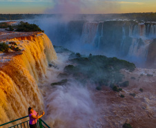 Imagens do Marco das Três Fronteiras e das Cataratas, em Foz do Iguaçu, irão rodar o mundo