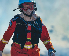 Bombeira paranaense participa de curso de referência sobre prevenção e combate a incêndios florestais no Chile