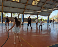 Competição de carrinho de rolimã marca comemoração ao Dia da Criança em escola de Londrina