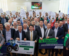 Governador libera R$ 100 milhões em máquinas para estradas rurais da RMC