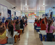Mais de 4 mil amigurumis confeccionados por pessoas privadas de liberdade são distribuídos a crianças em Foz do Iguaçu