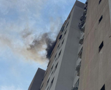 Bombeiros de Cascavel resgatam vítimas de incêndio em apartamento no 13º andar