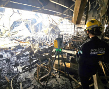 Polícia Científica do Paraná aplica técnicas avançadas para identificar origem de incêndio em caso de violência doméstica