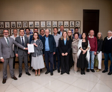 Estado firma acordo para retomada das obras do MAC-PR