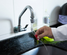 Água de caixa-d’água sem limpeza e sem uso no litoral apresenta contaminação por bactérias em análise laboratorial feita pela Sanepar