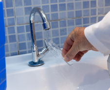 Água de caixa-d’água sem limpeza e sem uso no litoral apresenta contaminação por bactérias em análise laboratorial feita pela Sanepar