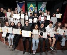 Alunos do CJAP recebem certificação internacional da República Tcheca