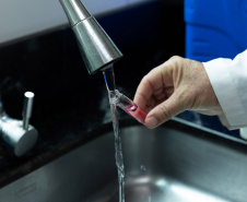 Água de caixa-d’água sem limpeza e sem uso no litoral apresenta contaminação por bactérias em análise laboratorial feita pela Sanepar