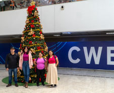 Embarque de produtoras de seda para a França