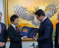 Governador Ratinho Junior recebe honraria de província japonesa