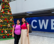 Embarque de produtoras de seda para a França