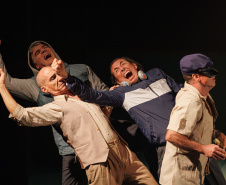 GUAÍRA - G2 Cia. de Dança emociona o público na última apresentação do ano de “Gregor – uma odisseia patética