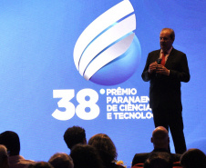 Estado premia iniciativas que promovem pesquisa, inovação e impacto social no Paraná