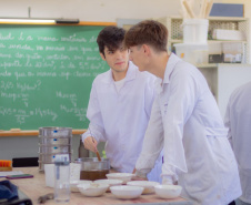 Paraná incentiva o fomento à pesquisa com bolsas que cobrem toda a trajetória acadêmica e profissional