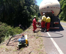  gás tombado na PR-182, para ilustrar aviso sobre segundo dia de trabalhos.