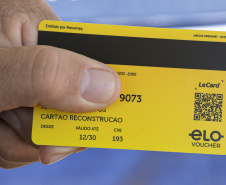 Estado entrega primeiros cartões de até R$ 50 mil para reconstrução de casas em Rio Bonito do Iguaçu