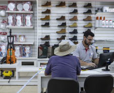 Estado entrega primeiros cartões de até R$ 50 mil para reconstrução de casas em Rio Bonito do Iguaçu