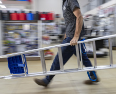 Estado entrega primeiros cartões de até R$ 50 mil para reconstrução de casas em Rio Bonito do Iguaçu