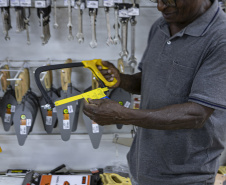 Estado entrega primeiros cartões de até R$ 50 mil para reconstrução de casas em Rio Bonito do Iguaçu