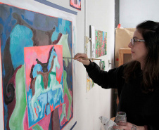 Entre o real e o fantástico: Laura Ridolfi é nova residente artística no Museu Casa Alfredo Andersen