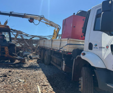 Caminhões cedidos pelo Instituto Água e Terra (IAT) já estão atuando na reconstrução de Rio Bonito do Iguaçu