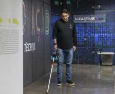  Incubada no Tecpar, empresa desenvolve bengala intelig ente para deficientes visuais