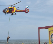 BOMBEIROS - Helicóptero Arcanjo 01 inicia prontidão no litoral após treinamento conjunto de resgate aéreo