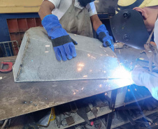 Oficina de serralheria do Complexo Penal de Piraquara produz carrinhos de mão para Rio Bonito do Iguaçu