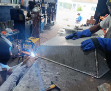 Oficina de serralheria do Complexo Penal de Piraquara produz carrinhos de mão para Rio Bonito do Iguaçu