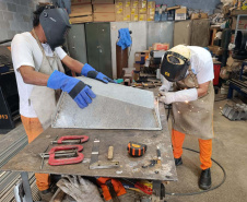 Oficina de serralheria do Complexo Penal de Piraquara produz carrinhos de mão para Rio Bonito do Iguaçu