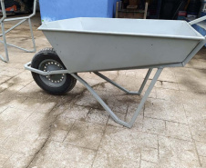 Oficina de serralheria do Complexo Penal de Piraquara produz carrinhos de mão para Rio Bonito do Iguaçu