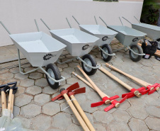 Carrinhos de mão produzidos por custodiados de Piraquara já estão sendo utilizados na reconstrução de Rio Bonito do Iguaçu