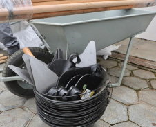 Carrinhos de mão produzidos por custodiados de Piraquara já estão sendo utilizados na reconstrução de Rio Bonito do Iguaçu