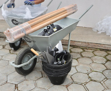 Carrinhos de mão produzidos por custodiados de Piraquara já estão sendo utilizados na reconstrução de Rio Bonito do Iguaçu