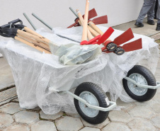 Carrinhos de mão produzidos por custodiados de Piraquara já estão sendo utilizados na reconstrução de Rio Bonito do Iguaçu