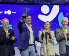 Ratinho Junior recebe Troféu Ocepar por contribuição ao cooperativismo paranaense