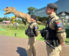 *PMPR reforça acolhimento e amplia atendimento multilíngue a turistas estrangeiros*  A Polícia Militar do Paraná (PMPR) reforçará, durante o verão, o atendimento a turistas estrangeiros que visitarem o Estado. O período de férias concentra grande fluxo de visitantes, especialmente em Foz do Iguaçu, um dos destinos mais procurados por turistas de todo o mundo.  A iniciativa amplia a oferta de suporte em diversos idiomas e aprimora as estratégias de acolhimento e orientação aos visitantes. As ações serão inte