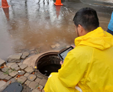 Projeto piloto da Sanepar usa monitoramento inteligente para evitar que o esgoto suba para as ruas
