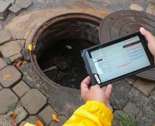 Projeto piloto da Sanepar usa monitoramento inteligente para evitar que o esgoto suba para as ruas