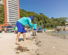 Em quatro dias, Sanepar já retirou 21 toneladas de lixo das praias do Paraná