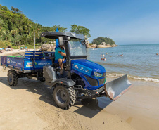 Em quatro dias, Sanepar já retirou 21 toneladas de lixo das praias do Paraná