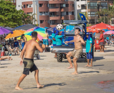 Em quatro dias, Sanepar já retirou 21 toneladas de lixo das praias do Paraná