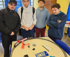 Alunos de Pinhais desenvolvem sistema inteligente de segurança na travessia de trilhos