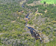 Cinco dicas de cachoeiras para curtir o Verão no Paraná próximo à natureza.