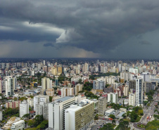 APÓS SEMANA DE CALOR INTENSO, 2026 CHEGA COM CHUVA E TEMPERATURAS MAIS AMENAS AO PARANÁ