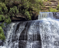 Cinco dicas de cachoeiras para curtir o Verão no Paraná próximo à natureza.