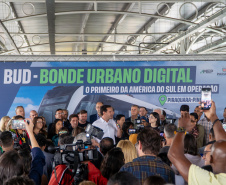 População se surpreende com tecnologia e aprova primeira viagem do Bonde Urbano Digital